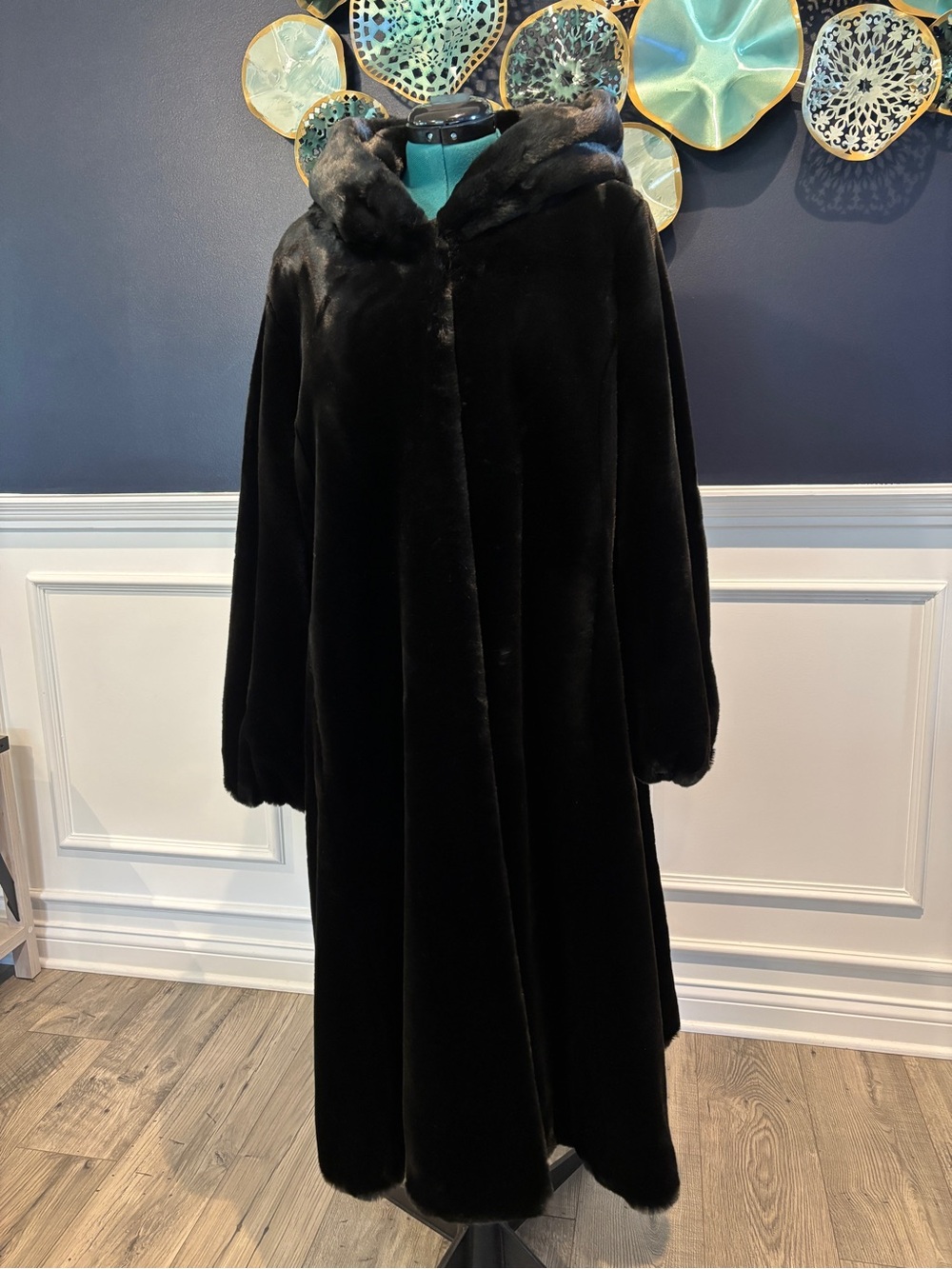 Jones New York Black Faux Fur Coat Women’s XL Long Hooded Gold Chain Closure XL